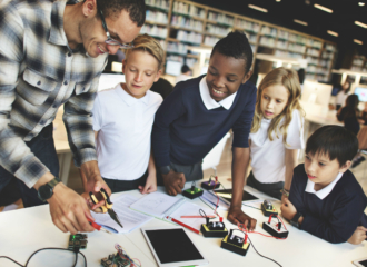 How to find and book expert speakers for your summer camp