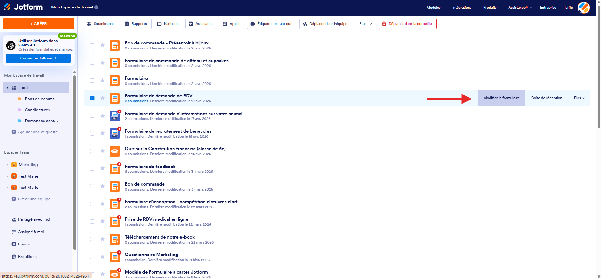 Capture d'écran de Mon Espace de Travail Jotform avec une flèche vers Modifier le formulaire sur la ligne du formulaire sélectionné dans la liste
