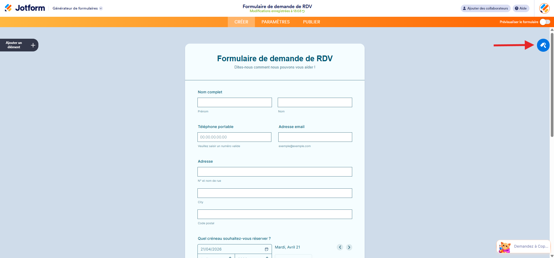 Capture d'écran d'un formulaire dans le Générateur de formulaires Jotform avec une flèche vers l'icône de rouleau à peinture