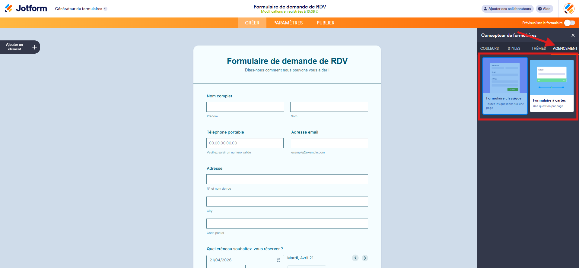Capture d'écran d'un formulaire dans le Générateur de formulaires Jotform avec une flèche vers l'onglet Agencement et un encadré autour des options Formulaire classique et Formulaire à cartes
