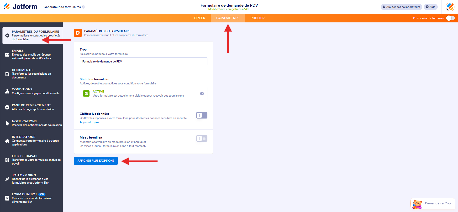 Capture d'écran de la page Paramètres du formulaire dans le Générateur de formulaires Jotform avec une flèche vers l'onglet Paramètres, une autre vers Paramètres du formulaire à gauche et une troisième vers le bouton Afficher plus d'options