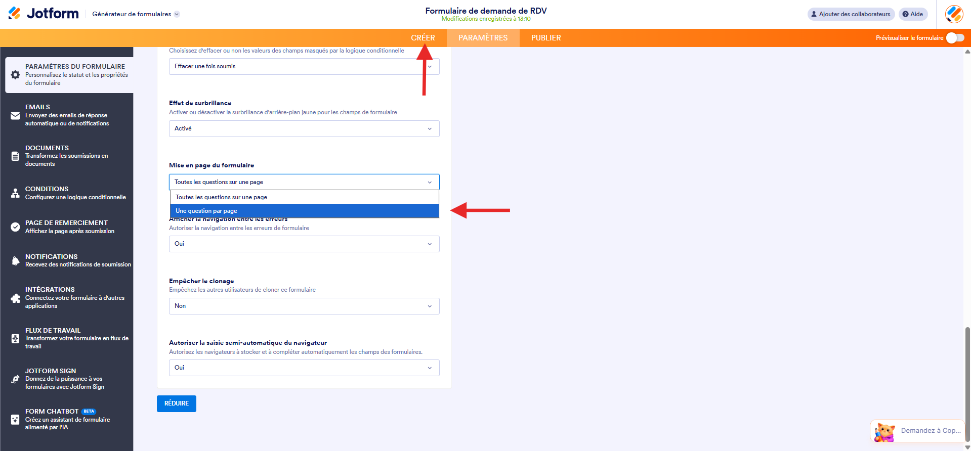 Capture d'écran de la page Paramètres du formulaire dans le Générateur de formulaires Jotform avec une flèche vers l'option Une question par page dans la section Mise en page du formulaire et une autre flèche vers l'onglet Créer