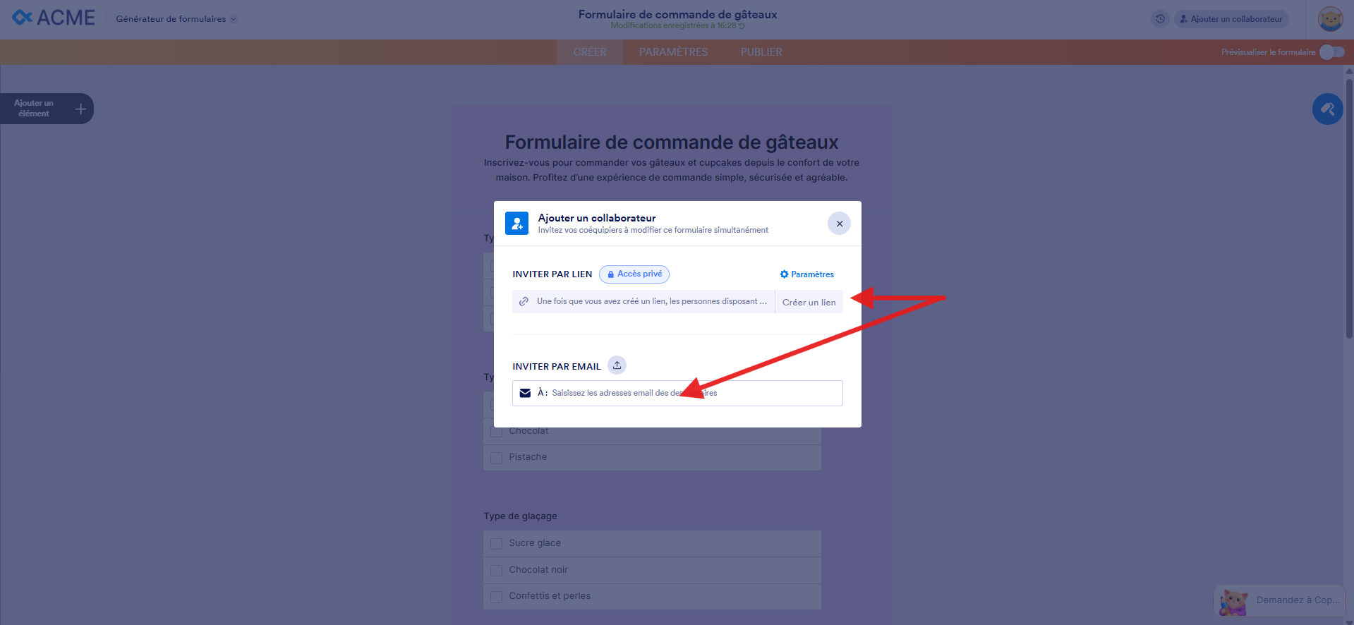 Capture d'écran d'un formulaire dans le Générateur de formulaires Jotform Entreprise avec la fenêtre modale Ajouter un collaborateur et deux flèches : une vers Inviter par lien et une autre vers Inviter par email