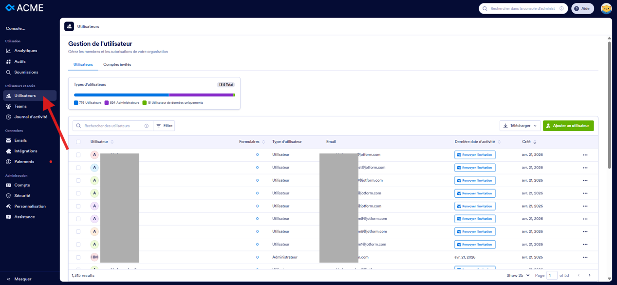 Capture d'écran de la page Gestion des utilisateurs de la console d'administration dans Jotform Entreprise avec le tableau répertoriant tous les utilisateurs enregistrés