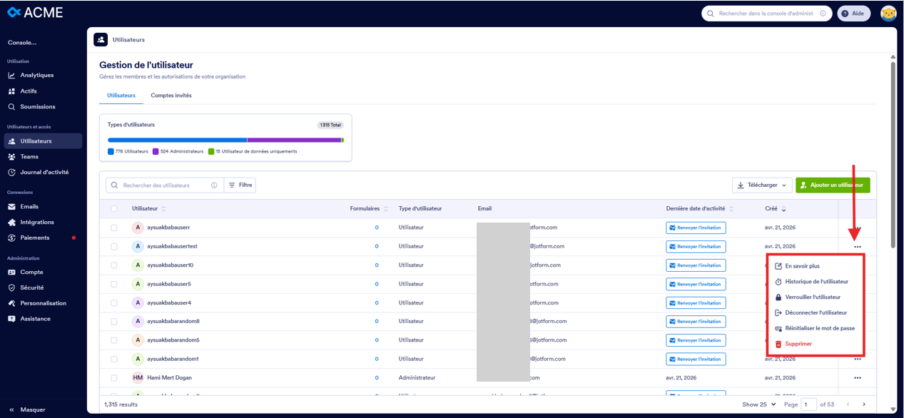 Capture d'écran de la page Gestion des utilisateurs de la console d'administration dans Jotform Entreprise avec le tableau répertoriant tous les utilisateurs enregistrés, une flèche vers les trois points à droite d'un utilisateur et une encadré autour des options proposées