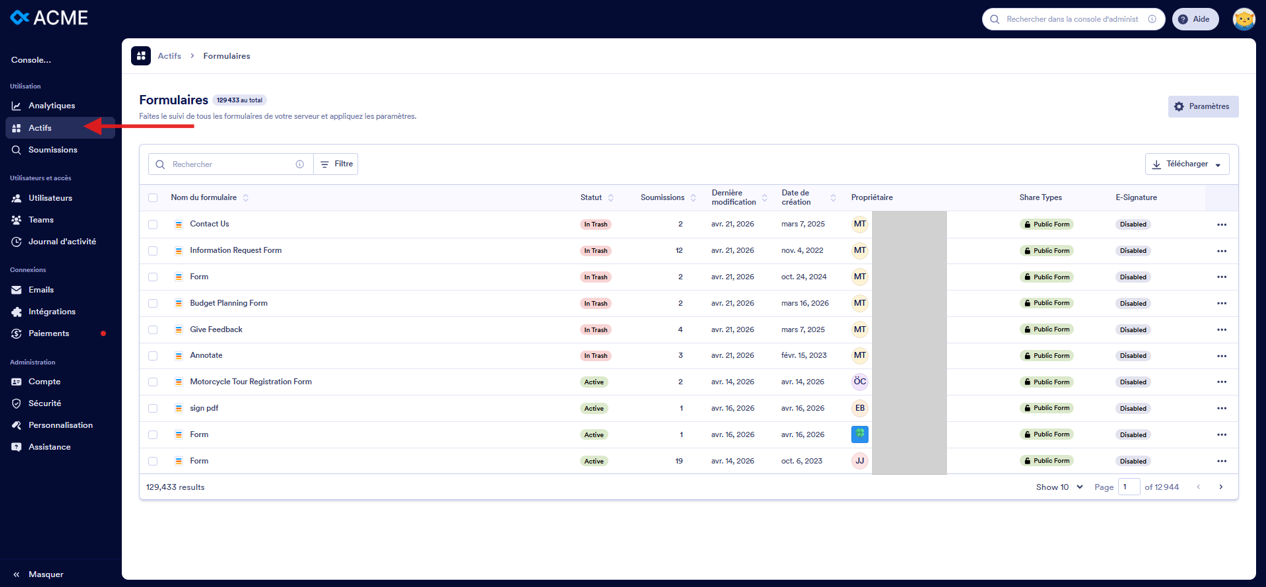 Capture d'écran de la page Formulaires dans la console d'administration dans Jotform Entreprise et une flèche vers Actifs dans le volet de gauche