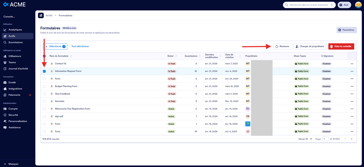 Capture d'écran de la page Formulaires dans la console d'administration dans Jotform Entreprise avec un formulaire sélectionné et une flèche pointant vers les boutons Restaurer, Changer de propriétaire et Vider la corbeille