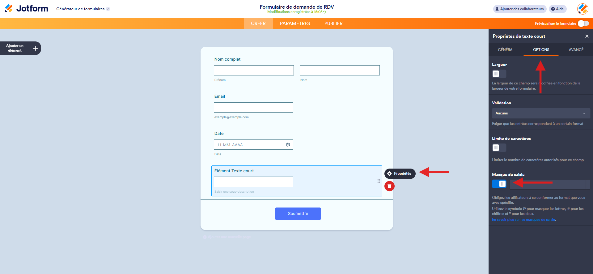 Capture d'écran d'un formulaire dans le Générateur de formulaires Jotform avec une flèche vers l'icône d'engrenage à droite d'un élément Texte court, une autre vers l'onglet Options du volet Propriétés de texte court et une troisième vers le bouton curseur Masque de saisie activé