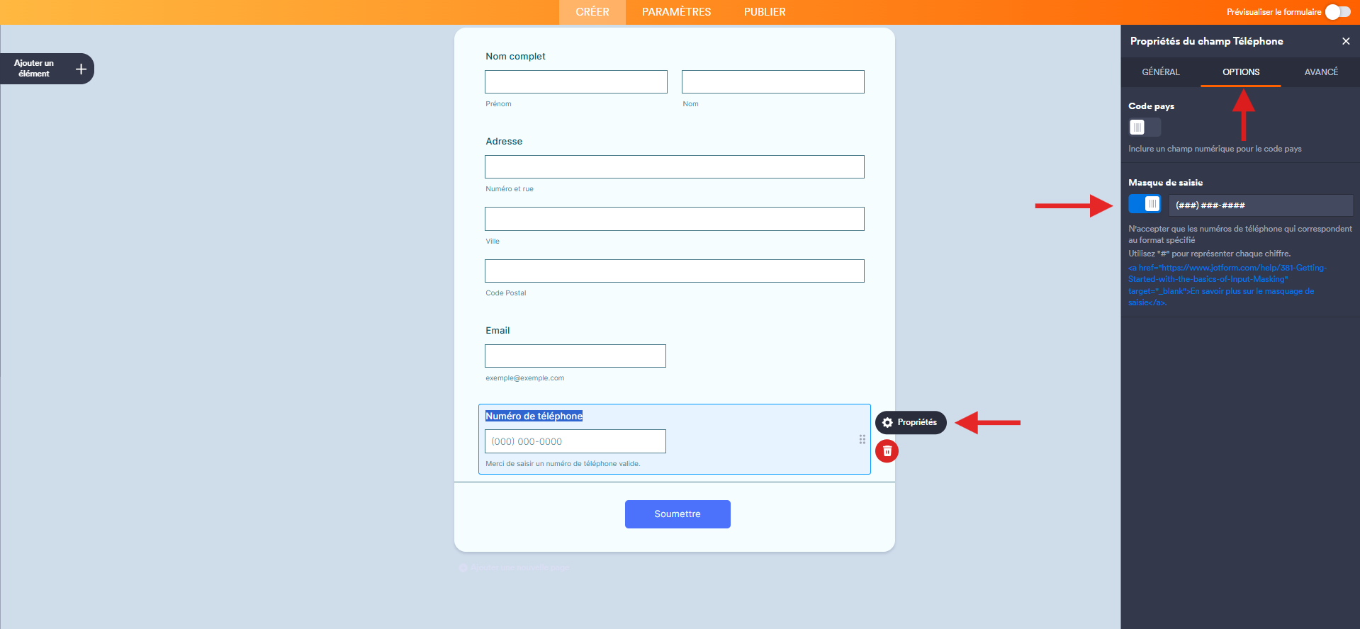 Capture d'écran d'un formulaire dans le Générateur de formulaires Jotform avec une flèche vers l'icône d'engrenage à droite d'un élément Téléphone, une autre vers l'onglet Options du volet Propriétés de texte court et une troisième vers le bouton curseur Masque de saisie activé