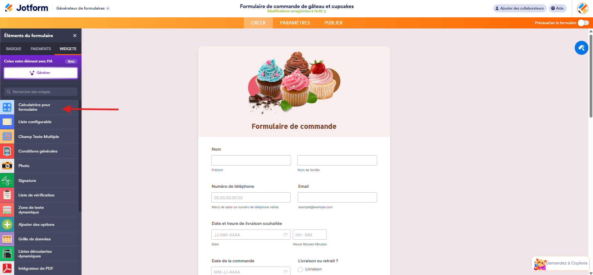 Capture d'écran d'un formulaire de commande dans le Générateur de formulaires Jotform avec une flèche vers le widget Calculatrice pour formulaire dans le volet Éléments du formulaire et sous l'onglet Widgets