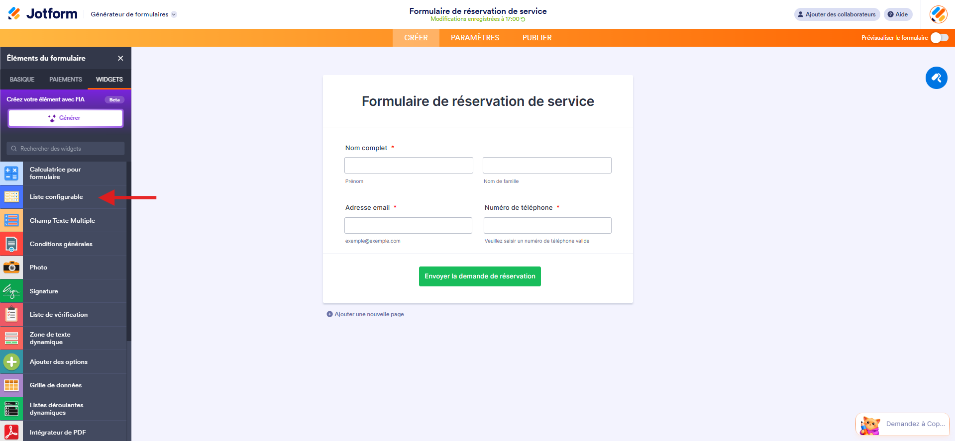 Capture d'écran du formulaire dans le Générateur de formulaires Jotform avec une flèche vers le widget Liste configurable dans le volet de gauche