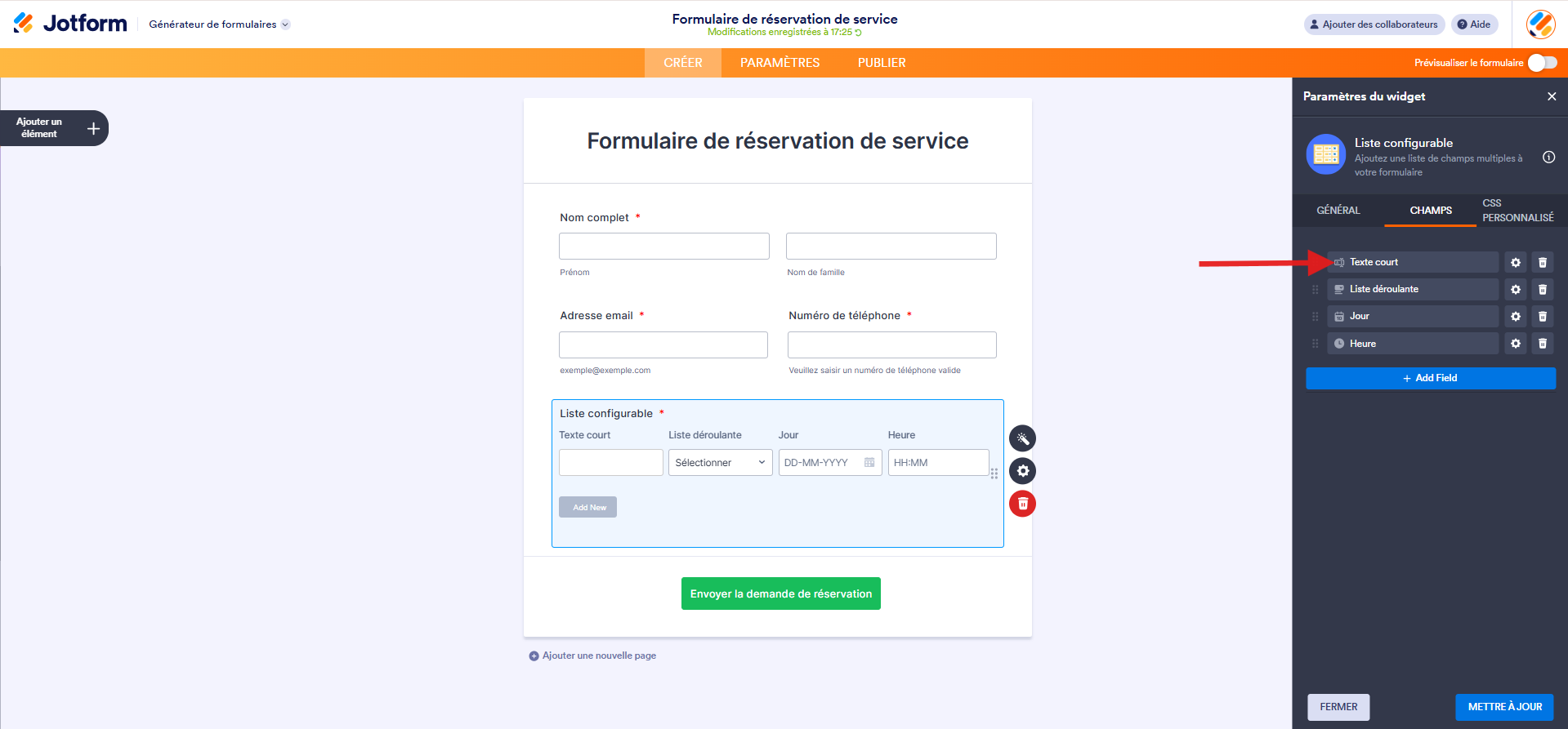 Capture d'écran du formulaire dans le Générateur de formulaires Jotform avec une flèche pointant vers le nom d'un champ dans l'onglet Champs du volet Paramètres du widget