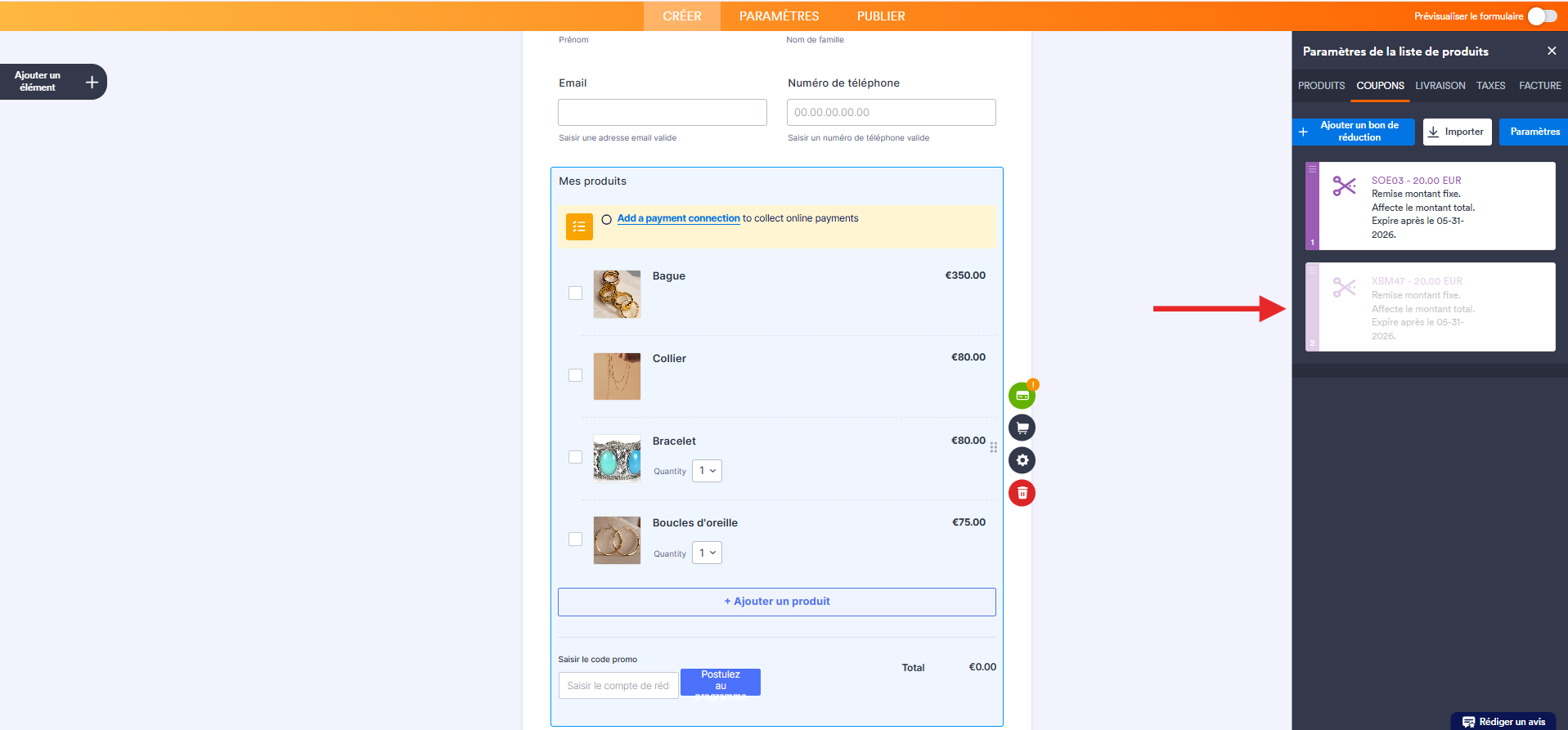 Capture d'écran d'un formulaire de commande avec un élément de paiement dans le Générateur de formulaires Jotform avec une  flèche pointant vers un code de réduction désactivé qui apparaît flouté
