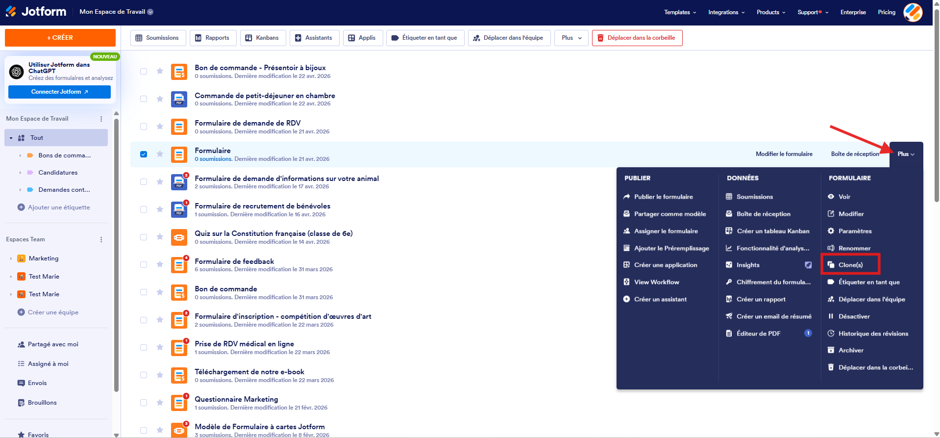 Capture d'écran de la page Mon Espace de Travail Jotform avec un formulaire sélectionné, une flèche vers Plus et un encadré autour de Clone(s)
