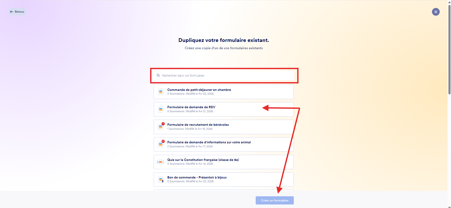 Capture d'écran de la page Dupliquez votre formulaire actuel sur l'interface Jotform avec un encadré autour du champ de recherche, une flèche vers le formulaire à dupliquer et une autre vers le bouton Créer un formulaire