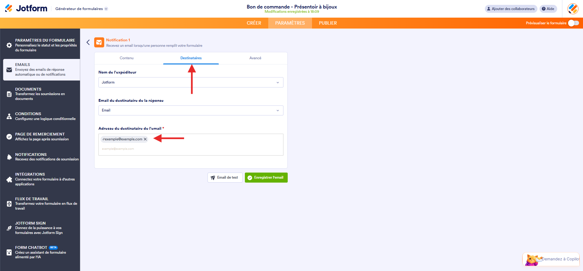 Capture d'écran de la page Notification 1 dans le Générateur de formulaires Jotform avec une flèche vers l'onglet Destinataires et une autre vers le X à droite de l'adresse email du champ Adresse du destinataire de l'email