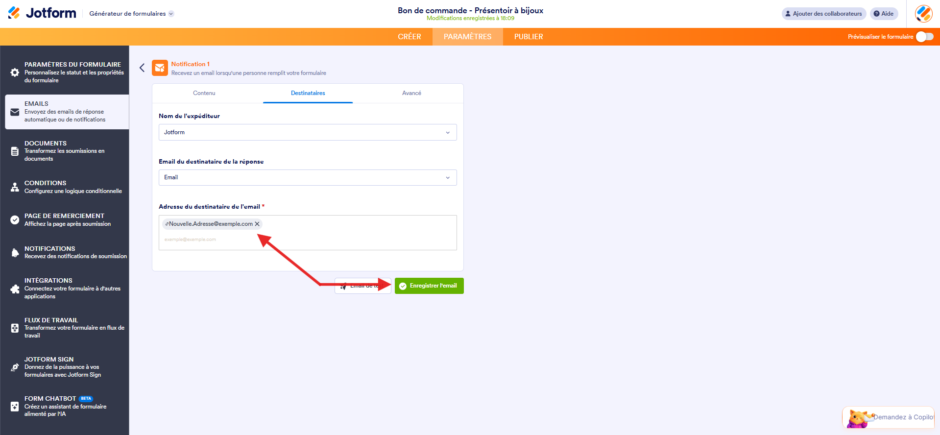 Capture d'écran de la page Notification 1 dans le Générateur de formulaires Jotform avec une flèche vers la nouvelle adresse email ajoutée dans le champ Adresse du destinataire de l'email et une autre vers le bouton Enregistrer l'email