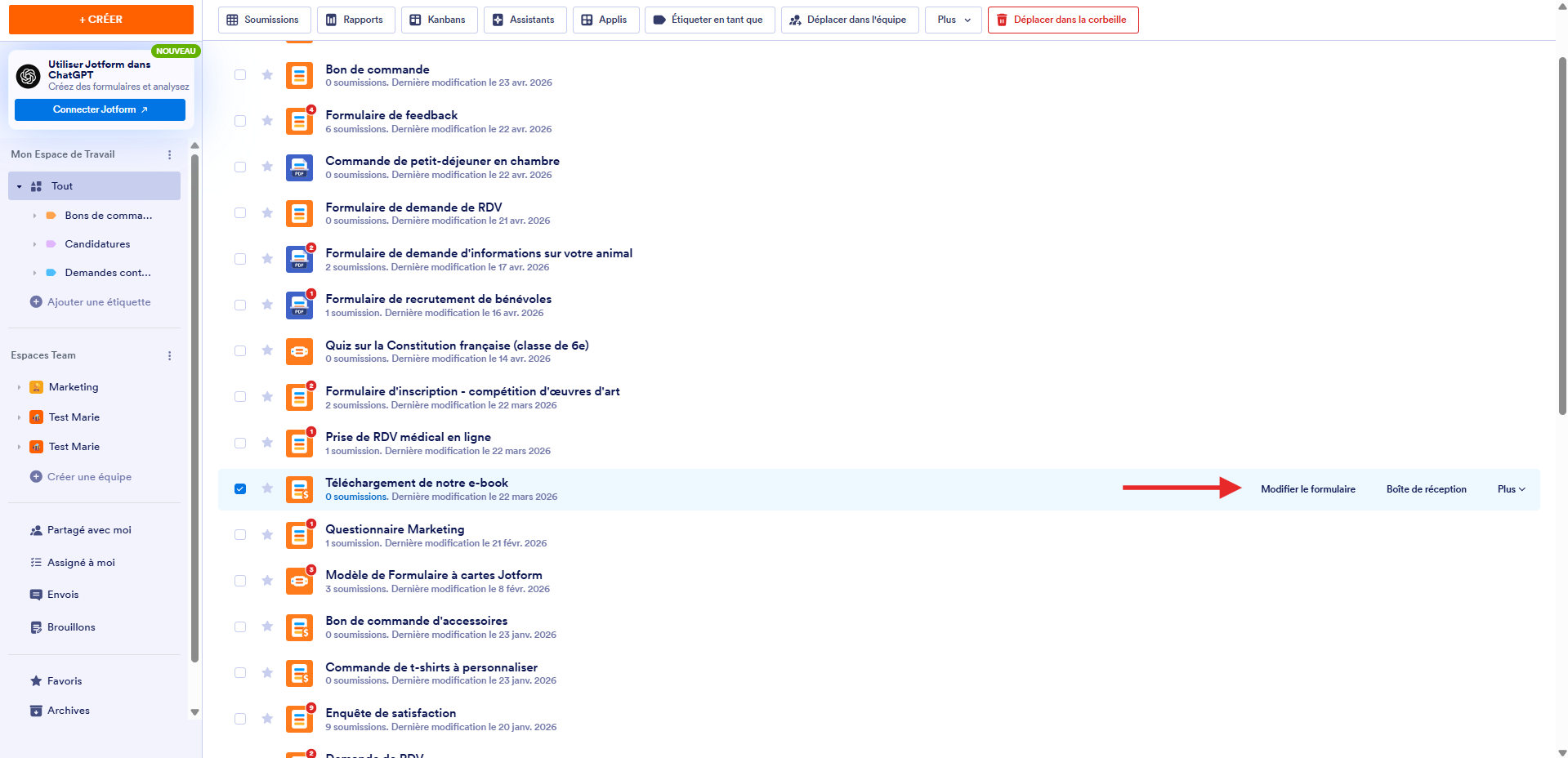 Capture d'écran de la page Mon espace de Travail dans le Générateur de formulaires Jotform avec un formulaire sélectionné et une flèche pointant vers Modifier le formulaire