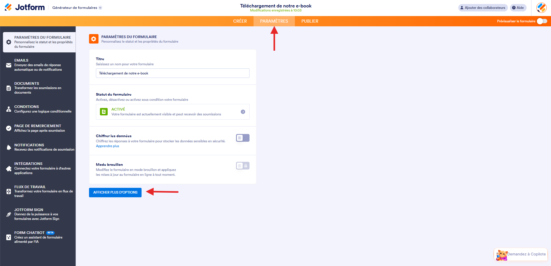 Capture d'écran de la page Paramètres du formulaire dans le Générateur de formulaires Jotform avec une flèche vers l'onglet Paramètres et une autre vers le bouton Afficher plus d’options