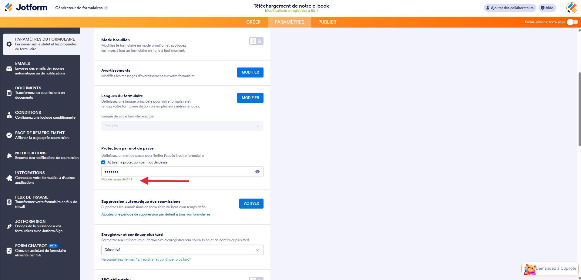 Capture d'écran de la page Paramètres du formulaire dans le Générateur de formulaires Jotform avec une flèche vers le message Mot de passe défini ! dans la section Protection par mot de passe