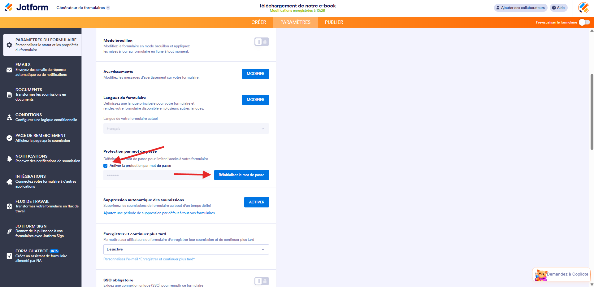 Capture d'écran de la page Paramètres du formulaire et de la section Protection par mot de passe avec une flèche vers Réinitialiser le mot de passe et une autre vers la case en regard de Activer la protection par mot de passe