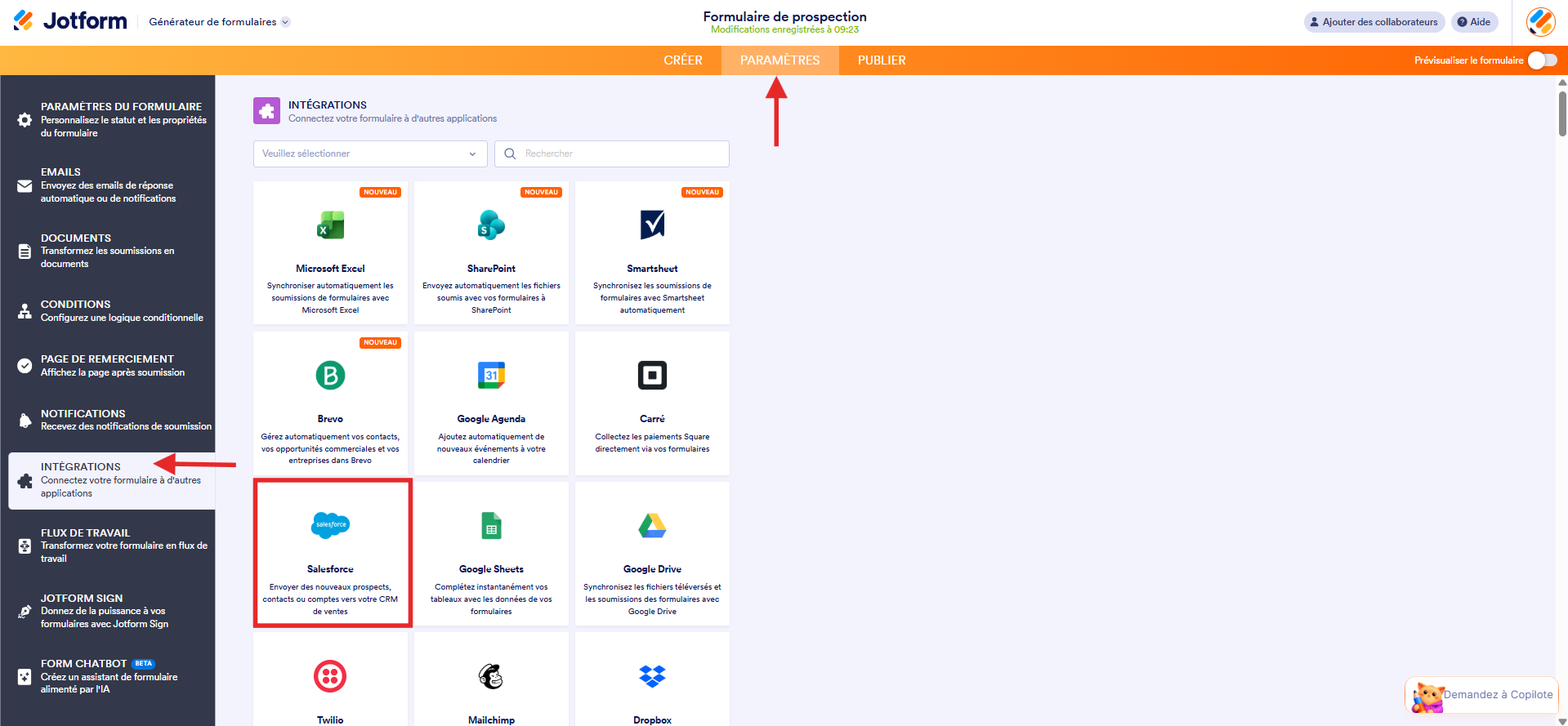 Capture d'écran de la page Intégrations dans le Générateur de formulaires Jotform avec une flèche vers l'onglet Paramètres, une autre vers Intégrations et un encadré autour de Salesforce