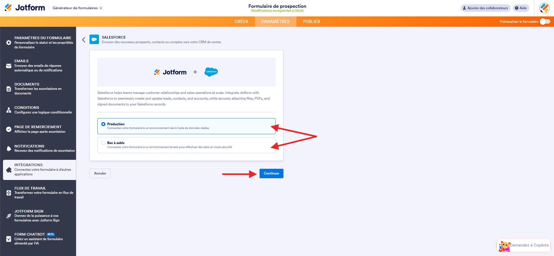 Capture d'écran de la page Salesforce dans le Générateur de formulaires Jotform avec une flèche vers l'option Production et une autre vers l'option Bac à sable, et une troisième vers le bouton Continuer