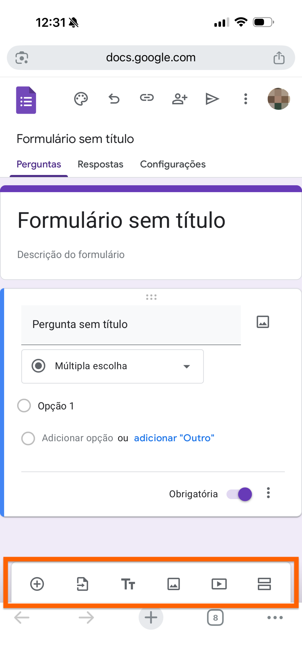 Captura de tela móvel de um formulário do Google sem título e sem descrição em processo de criação, com elementos da interface visíveis