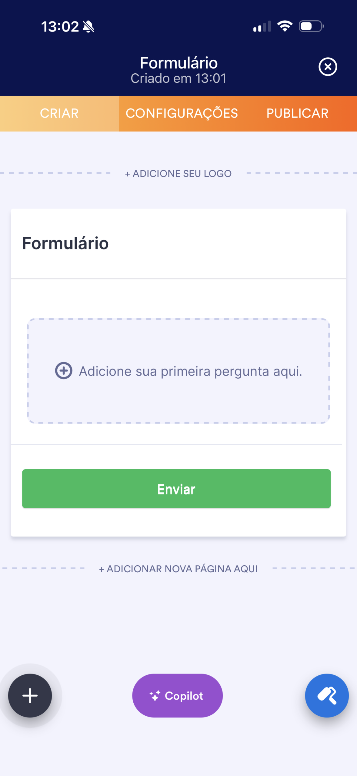Captura de tela móvel mostrando uma interface de criador de formulários vazia com opções para adicionar perguntas, logotipo, nova página e personalizar design