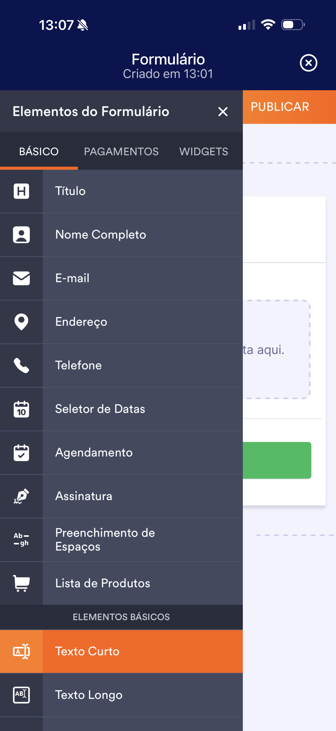 Captura de tela móvel de um criador de formulários mostrando um menu com elementos do formulário como título, nome completo, e-mail, endereço, entre outros