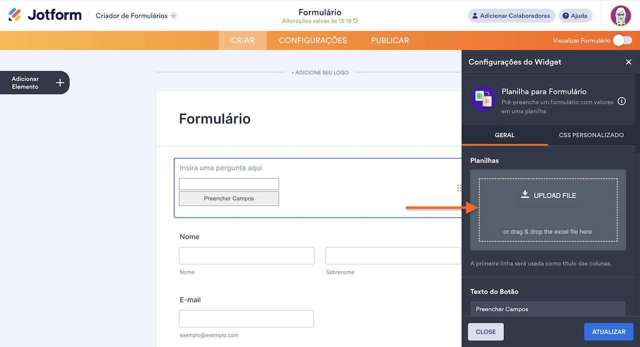 Captura de tela do Criador de Formulários Jotform com uma seta apontando para a seção de "Enviar Arquivo" no menu "Configurações do Widget"
