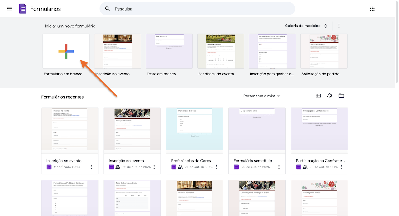 Página web exibindo opções para criar novos formulários, incluindo um 'Teste em Branco' destacado, com uma lista de formulários recentes abaixo