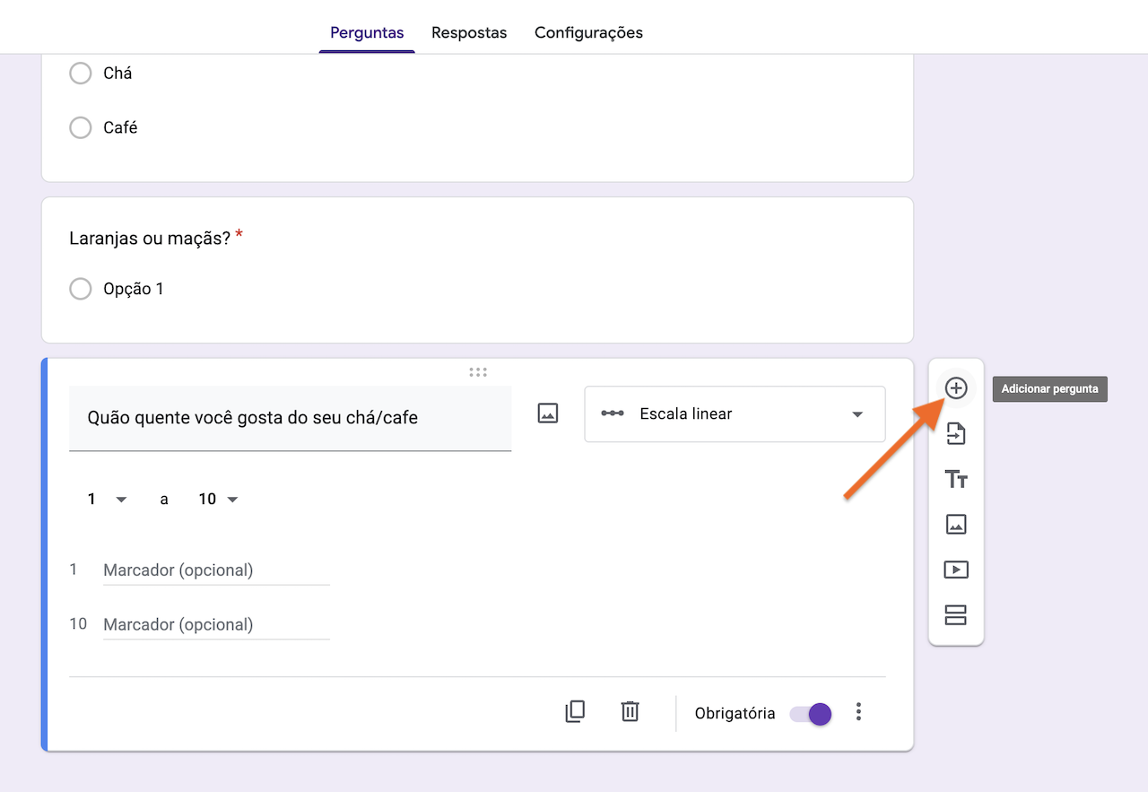 Interface de formulário mostrando a opção de adicionar uma pergunta acima de uma pergunta de escala linear 'Quão quente você gosta do seu chá/café?'