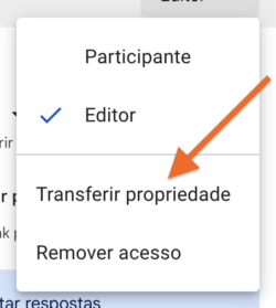 Menu suspenso do Formulários Google com uma seta apontada para a opção de transferir propriedade