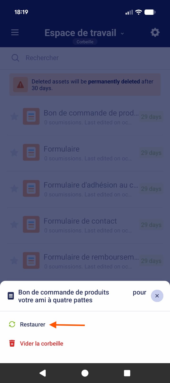 Capture d'écran de la liste des formulaires supprimés présents dans la corbeille avec un formulaire sélectionné et une flèche pointant vers Restaurer en bas dans Jotform Mobile
