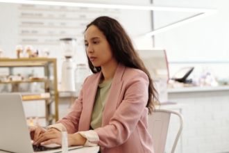 10 best AI chatbot for Shopify to boost sales and support