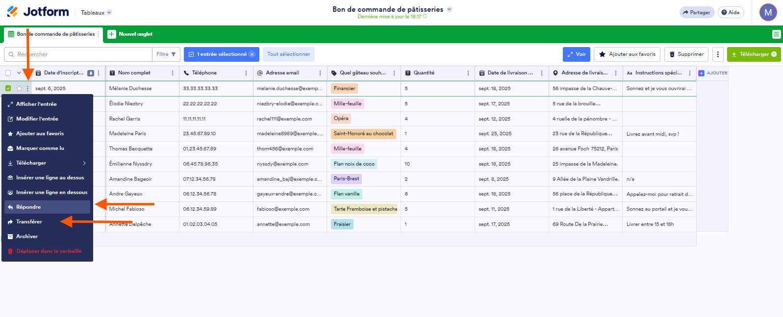 Capture d'écran d'un tableau contenant des soumissions avec une flèche pointant sur les trois points verticaux de la première ligne des soumissions, la liste déroulante des options ouvert, et deux autres flèches pointant vers les options répondre et Transférer dans les Tableaux Jotform