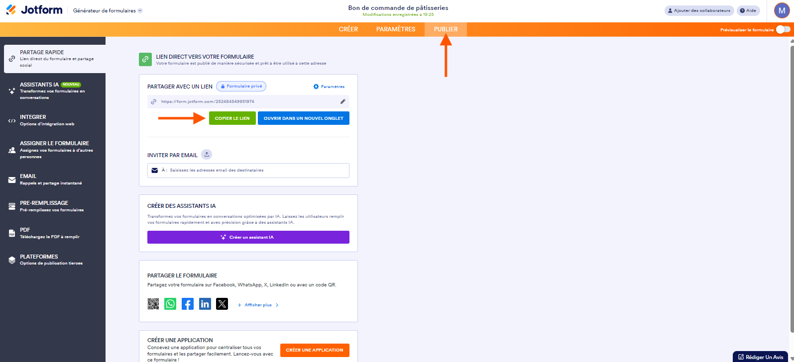 Capture d'écran d'un formulaire avec une flèche pointant vers l'onglet Publier en haut et une autre vers le bouton Copier le lien dans le Générateur de formulaires Jotform