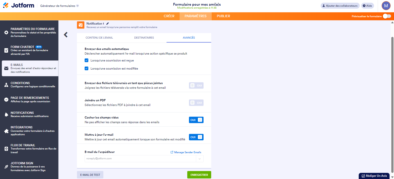 Capture d'écran du Générateur de formulaires Jotform avec l'onglet Avancés de l'onglet Paramètres et un encadré autour de Email de l'expéditeur par défaut