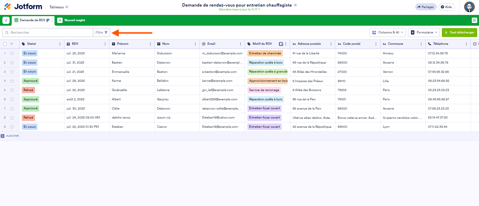Capture d'écran d'un tableau avec un flèche pointant vers le bouton Filtre en haut dans les Tableaux Jotform