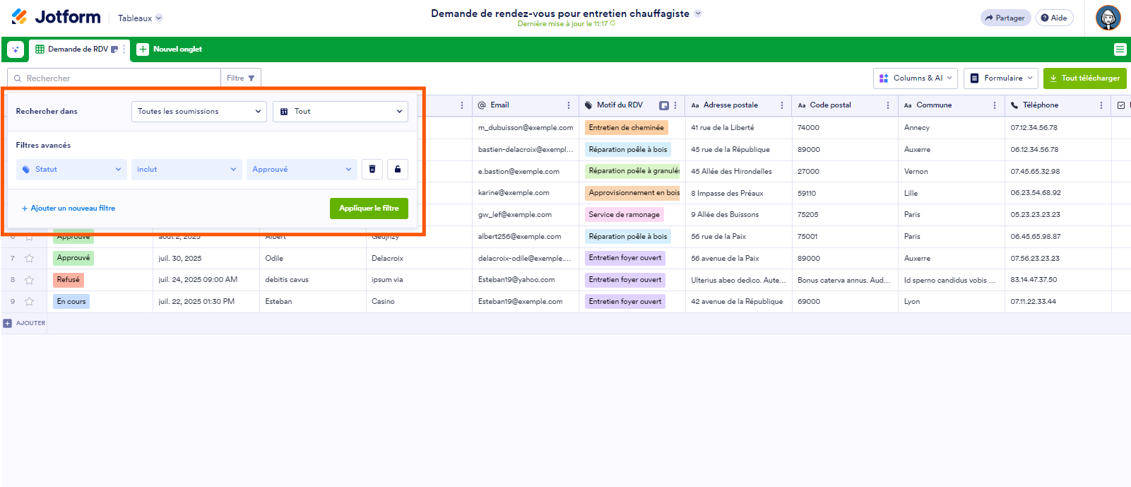 Capture d'écran d'un tableau avec le menu Filtre encadré et sous Filtres, Statut est sélectionné, puis « inclut » et « Approuvé », dans les Tableaux Jotform