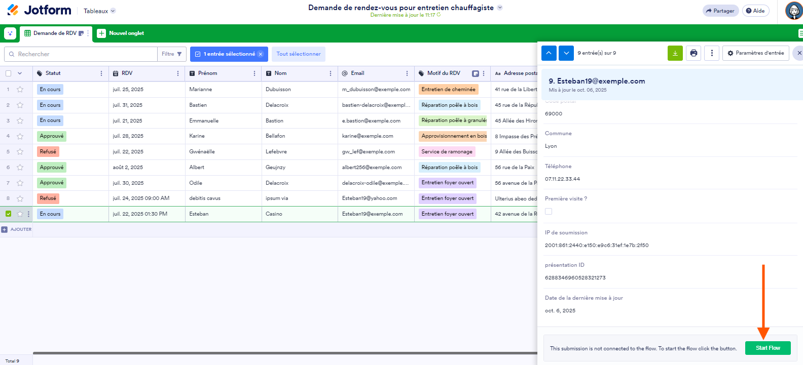 Capture d'écran d'un tableau avec une flèche pointant vers le bouton Voir de la soumission concernée et une flèche pointant vers le bouton Démarrer le flux en bas du volet qui s'affiche à droite, dans les Tableaux Jotform
