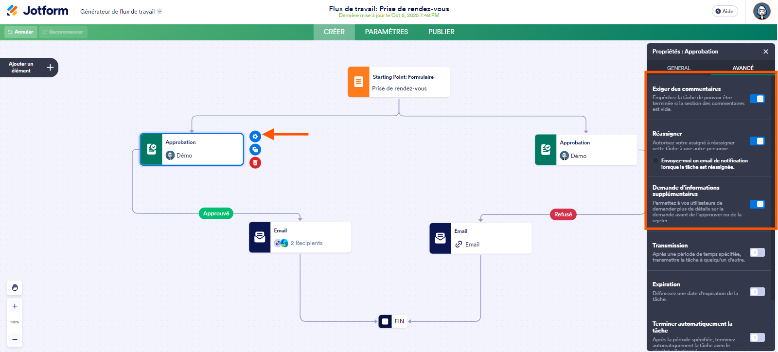 Capture d'écran d'un flux de travail avec une flèche pointant vers l'icône d'engrenage de l'élément Approbation et un encadré dans le volet Propriétés de l'approbation, onglet Avancé, autour des options Exiger des commentaires, Réassigner et demande d'informations supplémentaires qui sont activés dans les Flux de Travail Jotform