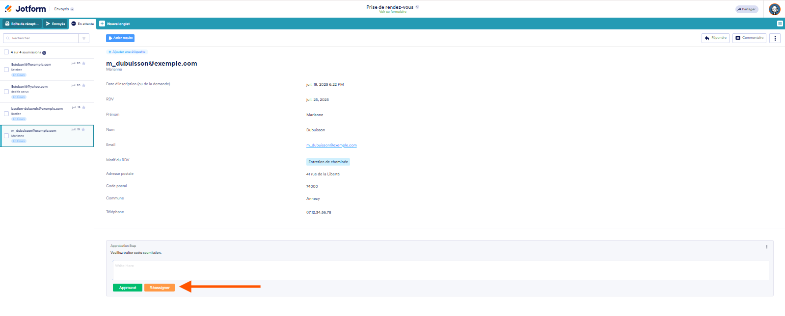 Capture d'écran d'une action requise d'approbation avec une flèche pointant vers le bouton réassigner dans Jotform
