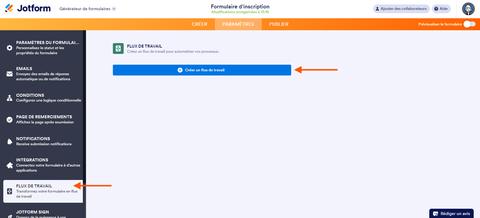 Capture d'écran d'un formulaire dans le Générateur de formulaires Jotform avec l'onglet Paramètres et le volet à gauche, avec une flèche pointant vers l'option Flux de travail dans le volet de gauche et une autre pointant vers le bouton + Créer un flux de travail