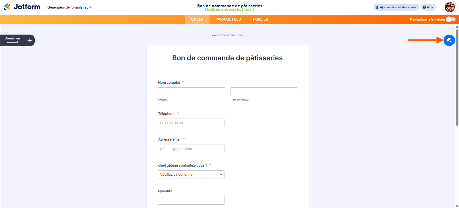 Capture d'écran d'un formulaire avec une flèche pointant vers l'icône de rouleau à peinture pour ouvrir le Concepteur de formulaires dans le Générateur de formulaires Jotform