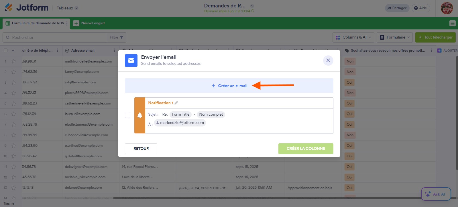 Capture d'écran avec une flèche pointant vers le bouton + Créer un email dans la fenêtre Envoyer un email dans les Tableaux Jotform