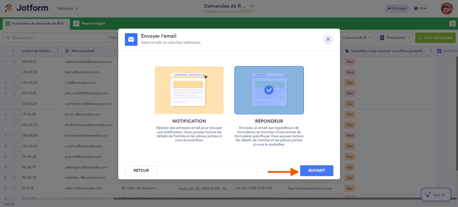 Capture d'écran de la fenêtre modale Envoyer un Email pour sélectionner un modèle d'email et avec une flèche pointant vers le bouton Suivant dans les Tableaux Jotform