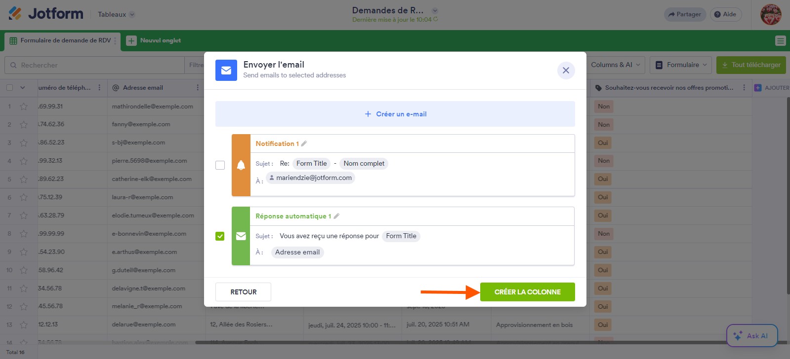 Capture d'écran avec une flèche pointant vers le bouton Créer la colonne dans la fenêtre Envoyer un email dans les Tableaux Jotform