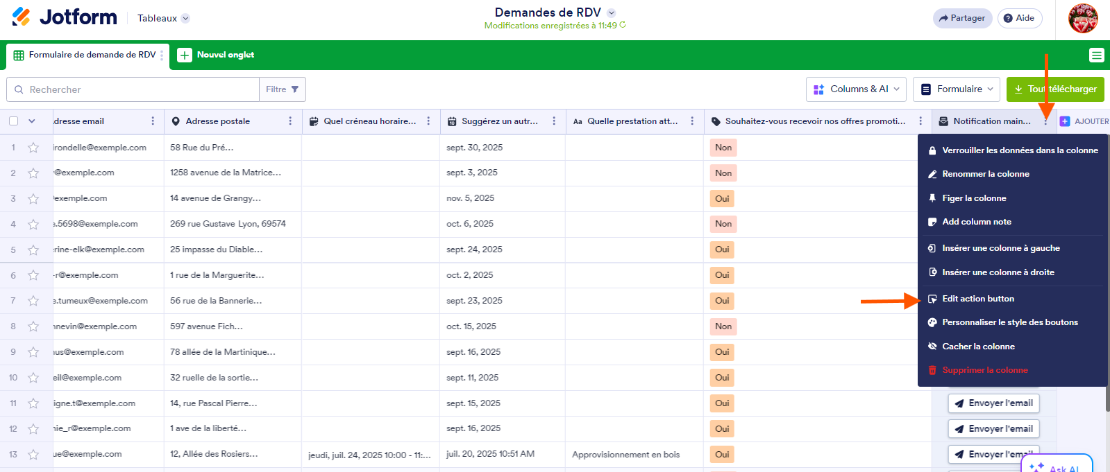 Capture d'écran du tableau avec une flèche pointant vers les trois points verticaux en haut de la colonne avec les boutons d'action Envoyer l'email et une autre pointant vers l'option Modifier le bouton d'action du menu ouvert dans les Tableaux Jotform